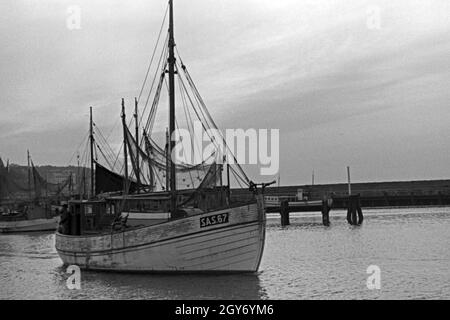 Ein Fischerboot verlässt den Hafen von Hela in Ostpreußen zum Fischfang, Deutschland 1930er Jahre. Ein dogger verlassen den Hafen von Hela für die Fischerei in der Ostsee, Deutschland 1930. Stockfoto