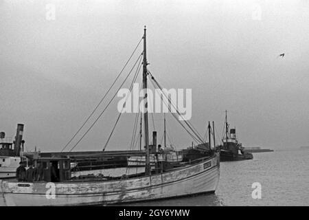 Ein Fischerboot verlässt den Hafen von Hela in Ostpreußen zum Fischfang, Deutschland 1930er Jahre. Ein dogger verlassen den Hafen von Hela für die Fischerei in der Ostsee, Deutschland 1930. Stockfoto