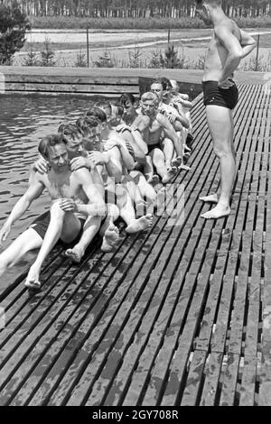 Aufwärmen zum schwimmwettkampf beim KdF-Sportheim Belzig in der Mark Brandenburg, Deutschland 1930er Jahre. Aufwärmen für einen Wettbewerb im Sport Verein bei Belzig in Brandenburg, Deutschland 1930. Stockfoto