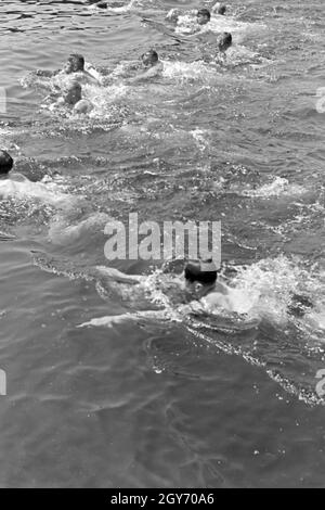 Schwimmwettkampf beim KdF-Sportheim Belzig in der Mark Brandenburg, Deutschland 1930er Jahre. Schwimmen Wettbewerb im Sport Verein bei Belzig in Brandenburg, Deutschland 1930. Stockfoto