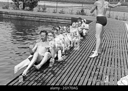 Aufwärmen zum schwimmwettkampf beim KdF-Sportheim Belzig in der Mark Brandenburg, Deutschland 1930er Jahre. Aufwärmen für einen Wettbewerb im Sport Verein bei Belzig in Brandenburg, Deutschland 1930. Stockfoto