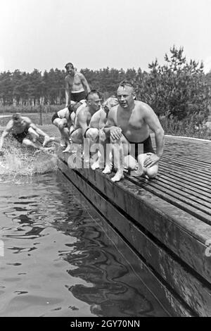 Schwimmwettkampf beim KdF-Sportheim Belzig in der Mark Brandenburg, Deutschland 1930er Jahre. Schwimmen Wettbewerb im Sport Verein bei Belzig in Brandenburg, Deutschland 1930. Stockfoto