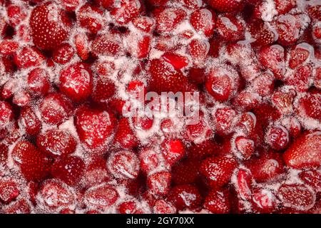 Erdbeermarmelade. Hausgemachte Erdbeermarmelade, die Fortschritte beim Kochen macht. Erdbeermarmelade ist kochend, detailreiches Schießen. Erdbeermarmelade, Draufsicht. Prozess von Stockfoto