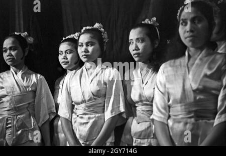 Tritt einer Tanzgruppe aus Bali und Jave, Deutschland 1930er Jahre. Eine balinesische javanische Folkloregruppe, die in Deutschland in den 1930er Jahren formierend ist. Stockfoto