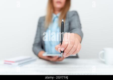 Neue Smartphone-Technologie Anzeigen, Geräteverbesserungen Besprechen Stockfoto