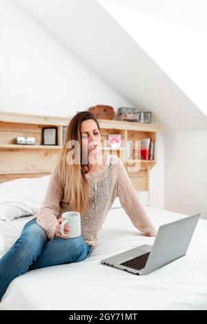 Lesen Interessante Artikel Online, Lösung Von Internet-Problemen Stockfoto