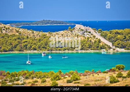 Ostrica Wall Ruinen in Grebastica Bucht Blick, Dalmatien Archipel von Kroatien Stockfoto