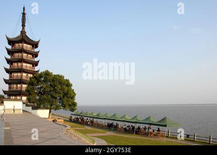 Aussichtsplatz für die Gezeitenröhre an der Mündung des Qiantang Flusses in der Nähe von Hangzhou in der Provinz Zhejiang, China. Annäherung an die Bohrung in der Ferne. Stockfoto