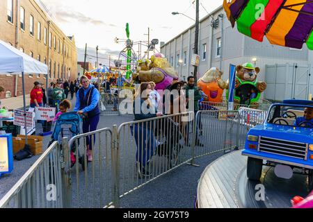 New Holland, PA, USA - 30. September 2021: Kinderfahrten für kleinere Kinder waren auf dem jährlichen Gemeindebaumarkt in der kleinen Gemeinde in Lancas Stockfoto