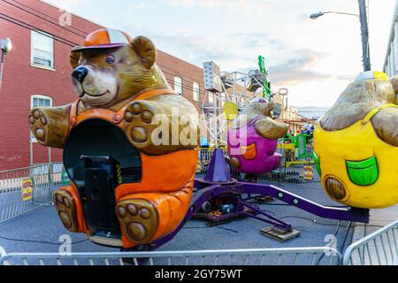 New Holland, PA, USA - 30. September 2021: Kinderfahrten für kleinere Kinder waren auf dem jährlichen Gemeindebaumarkt in der kleinen Gemeinde in Lancas Stockfoto