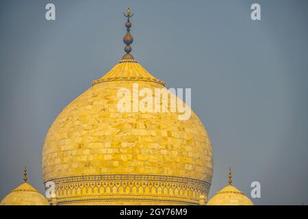 Das Taj Mahal, das in einen Sonnenuntergang (Indien, Agra) gehüllt wird. Drehort: Indien Stockfoto