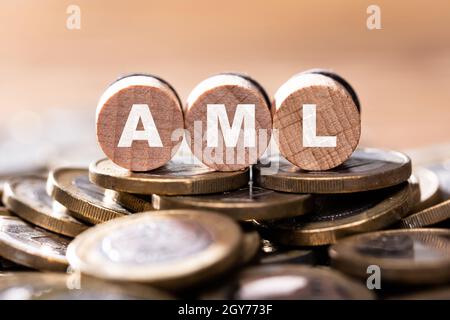 AML Holzbuchstabe Wort. Verhinderung Von Geldwäsche Stockfoto