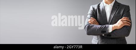 Young Attorney Lawyer In Arms Überquerte Das Stehen Stockfoto