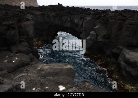 Vulkanische Lavaformationen an der Küste von Ferraria, Sao Miguel, Azoren Stockfoto