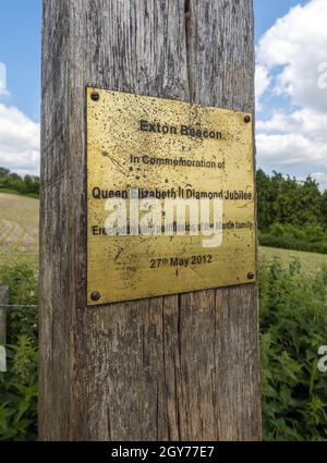 Exton Beacon in der Nähe des Naturreservats Beacon Hill, errichtet zum Gedenken an das Diamantenjubiläum von Queen Elizabeth II in Hampshire, England, Großbritannien Stockfoto