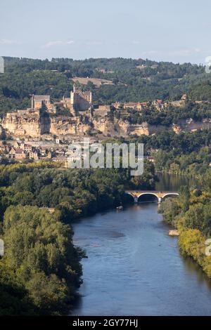 Beynac et Cazenac, Frankreich - 4. September 2018: Das mittelalterliche Chateau de Beynac erhebt sich auf einem Kalksteinfelsen über der Dordogne von Castelnaus gesehen Stockfoto