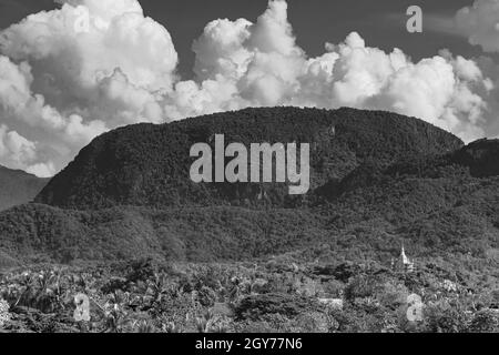 Schwarz-Weiß-Panorama der Berglandschaft und Wat Phol Phao Tempel in Luang Prabang Laos in Südostasien. Stockfoto