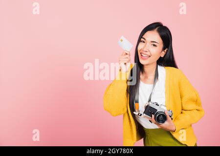 Glücklich asiatische Porträt schöne junge Frau aufgeregt lächelnd Fotograf halten Kreditkarte Bank und Retro Vintage Foto Kamera bereit Reisen ist Stockfoto