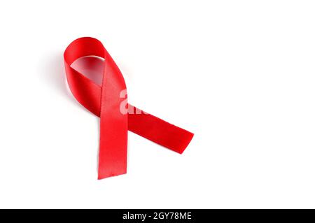 Aids Awareness Red Ribbon auf weißem Hintergrund. Stockfoto