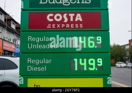 Slough, Großbritannien. Oktober 2021. An der BP-Tankstelle an der Farnham Road in Slough gab es heute einige Kraftstoffvorräte, und die Grenze pro Kunde wurde nun angehoben, ihre Preise sind jedoch seit zwei Wochen um 7 Pence pro Liter gestiegen. Quelle: Maureen McLean/Alamy Live News Stockfoto