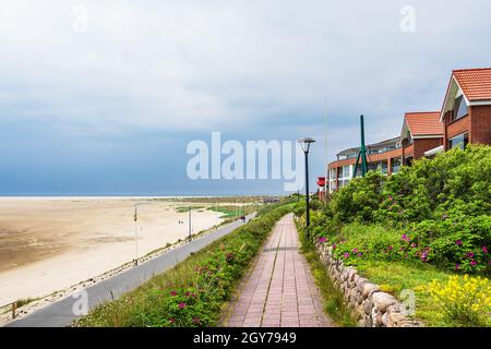 Strand und Promenade in Wittduen auf der Insel Amrum, Deutschland. Stockfoto