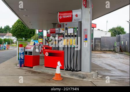 Slough, Großbritannien. Oktober 2021. Die Texaco-Tankstelle in der Farnham Road, Slough, hatte heute wieder keine Treibstoffversorgung mehr und nur ihr Geschäft war geöffnet. Quelle: Maureen McLean/Alamy Live News Stockfoto