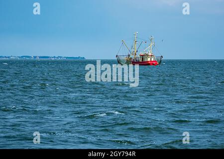 Garnelenboot auf der Nordsee in der Nähe der Insel Pellworm, Deutschland. Stockfoto