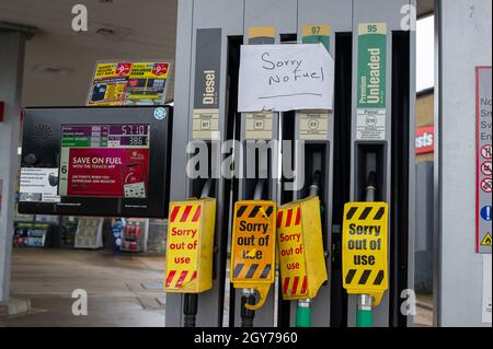 Slough, Großbritannien. Oktober 2021. Die Texaco-Tankstelle in der Farnham Road, Slough, hatte heute wieder keine Treibstoffversorgung mehr und nur ihr Geschäft war geöffnet. Quelle: Maureen McLean/Alamy Live News Stockfoto