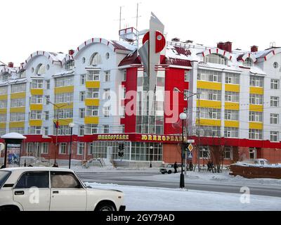 Salekhard, Russland - 27. Februar 2007: Die Stadt von salekhard im Winter, Häuser und Straßen der Stadt. Die Stadt ist jenseits des Polarkreises auf den Ya Stockfoto