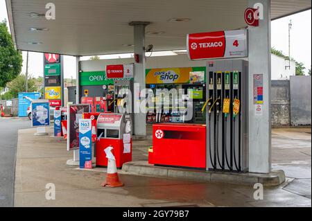 Slough, Großbritannien. Oktober 2021. Die Texaco-Tankstelle in der Farnham Road, Slough, hatte heute wieder keine Treibstoffversorgung mehr und nur ihr Geschäft war geöffnet. Quelle: Maureen McLean/Alamy Live News Stockfoto