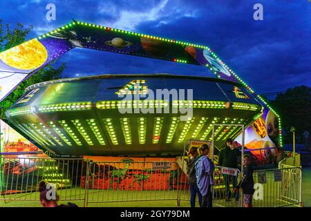 New Holland, PA, USA - 30. September 2021: Ein spinnendes Raumschiff ist eine der Vergnügungsfahrten auf der jährlichen Gemeindestraßenmesse in der kleinen Gemeinde Stockfoto