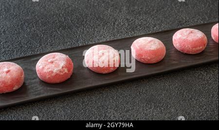 Mochi: Japanischer Reiskuchen auf dem schwarzen Servierteller Stockfoto