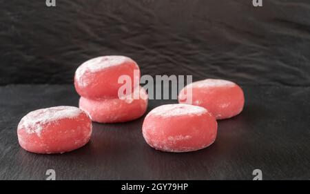 Mochi: Japanischer Reiskuchen auf dem schwarzen Servierteller Stockfoto