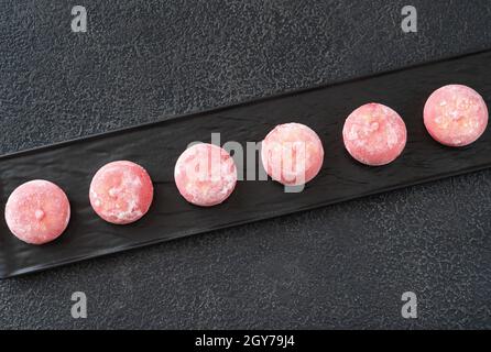 Mochi: Japanischer Reiskuchen auf dem schwarzen Servierteller Stockfoto