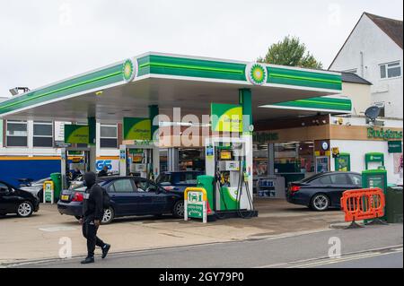 Slough, Großbritannien. Oktober 2021. An der BP-Tankstelle an der Farnham Road in Slough gab es heute einige Kraftstoffvorräte, und die Grenze pro Kunde wurde nun angehoben, ihre Preise sind jedoch seit zwei Wochen um 7 Pence pro Liter gestiegen. Quelle: Maureen McLean/Alamy Live News Stockfoto