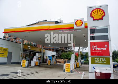 Slough, Großbritannien. Oktober 2021. Die Shell-Tankstelle in der Burnham Lane am Stadtrand von Slough Trading Estate hatte heute wieder keinen Kraftstoff mehr. Quelle: Maureen McLean/Alamy Live News Stockfoto