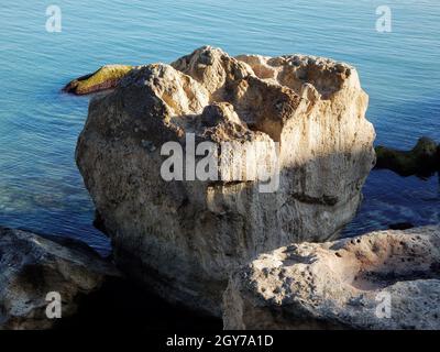 Felsen am Ufer des Kaspischen Meeres. Kasachstan. Mangistau. 08. Oktober. 2019 Jahre. Stockfoto