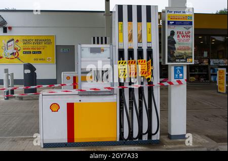 Slough, Großbritannien. Oktober 2021. Die Shell-Tankstelle in der Burnham Lane am Stadtrand von Slough Trading Estate hatte heute wieder keinen Kraftstoff mehr. Quelle: Maureen McLean/Alamy Live News Stockfoto