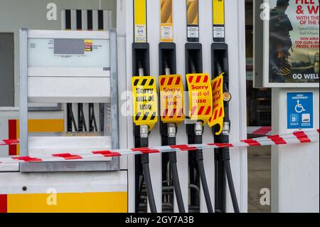 Slough, Großbritannien. Oktober 2021. Die Shell-Tankstelle in der Burnham Lane am Stadtrand von Slough Trading Estate hatte heute wieder keinen Kraftstoff mehr. Quelle: Maureen McLean/Alamy Live News Stockfoto