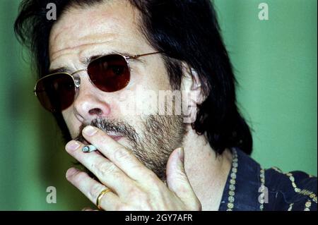 Arezzo Italien 2001-07-08: Nick Cave raucht während der Pressekonferenz beim Arezzo Wave Festival eine Zigarette Stockfoto