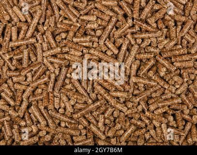 Nahaufnahme Hintergrundmuster von Hartholzpellets zum Rauchen und Kochen von Lebensmitteln, erhöhte Draufsicht, direkt darüber Stockfoto