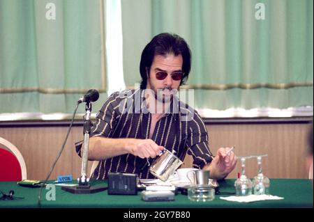 Arezzo Italien 2001-07-08: Nick Cave raucht während der Pressekonferenz beim Arezzo Wave Festival eine Zigarette Stockfoto