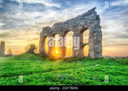 Ruinen der legendären Parco degli Acquedotti, Rom, Italien. Der öffentliche Park nach der 7 antiken Aquädukte, gehen durch es benannt Stockfoto