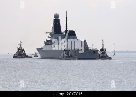 Schlepper führen die Royal Navy Typ 45 Zerstörer HMS WAGHALSIG in den Solent Stockfoto