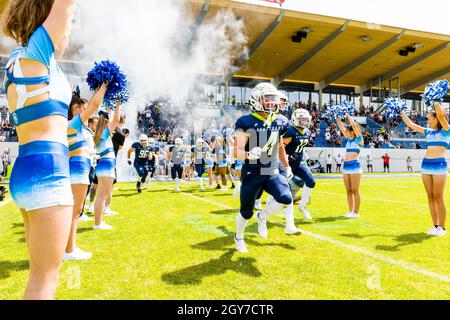 Einlauf , Stuttgart Surge / #4 Alexander Etel, WR,# 77, Marc Kuppinger, OL, #96, Florian Breitenbach, DL, #39, Dimitri Gfeiler, RB, #26 , Ruben Pein, Stockfoto