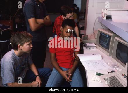 Austin Texas USA, um 1989: Mittelschüler führen im Schulcomputerlabor ein Biofeedback-Experiment mit Computern durch. ©Bob Daemmrich Stockfoto