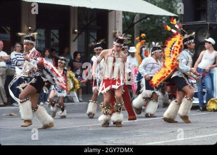 Austin Texas USA, um 1988: Mitglieder des Indianerstammes Alabama-Cooshattta treten in einheimischen Kostümen auf einer Straßenmesse in der Innenstadt auf. ©Bob Daemmrich Stockfoto