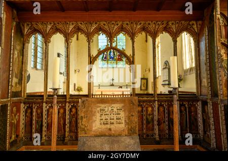 Innenraum der St. Helen's Church mit Kirchenschiff, Rood Screen und im Vordergrund Rednerpult oder Cantor's Desk in Ranworth, Norfolk, England. Stockfoto