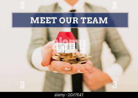 Inspiration Zeichen zeigen Treffen Sie unser Team, Wort geschrieben über die Einführung einer anderen Person, um Ihre Teamkollegen in der Firma Real Estate Agent Selling Stockfoto