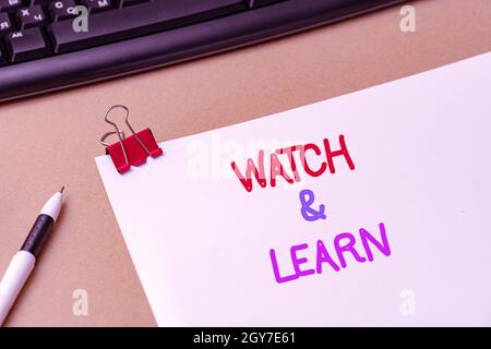 Schreiben Anzeige Text Watch and Learn, Internet-Konzept demonstriert eine Aktion oder Ideen, wie man Dinge tun Inspirational Business-Technologie conce Stockfoto